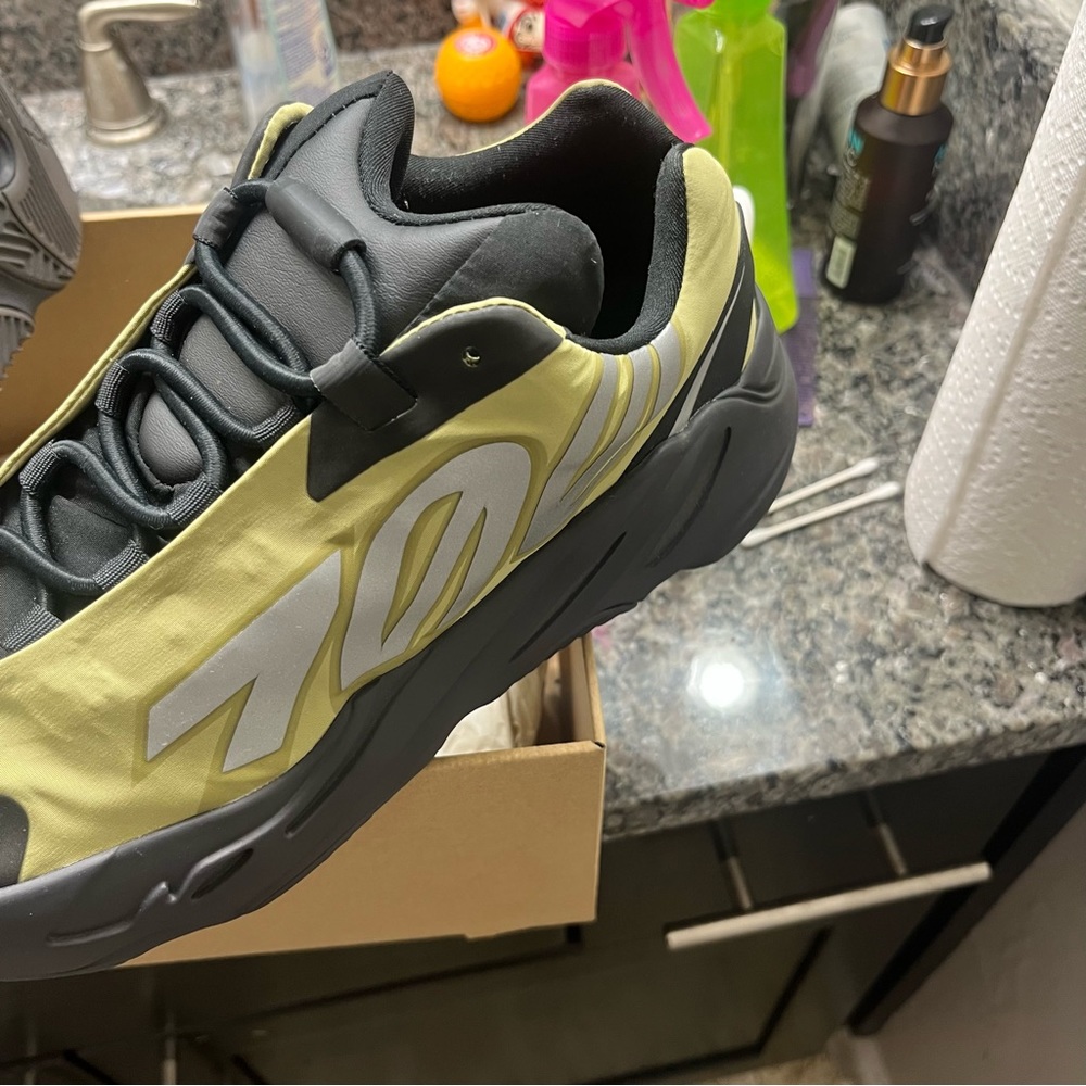 Yeezy 700 - Picture 3 of 3